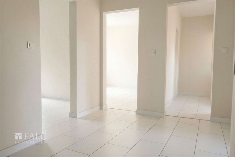 Zweifamilienhaus mit vielseitigen Nutzungsmöglichkeiten in ruhiger Wohnlage – Flur OG