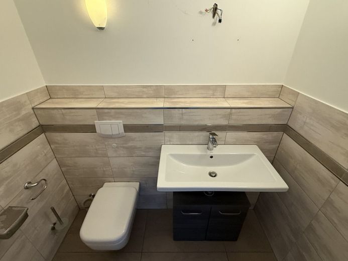 Moderner Wohntraum mit Einliegerwohnung und großer Sonnenterrasse im Speckmantel von Stadthagen – Gäste-WC im EG