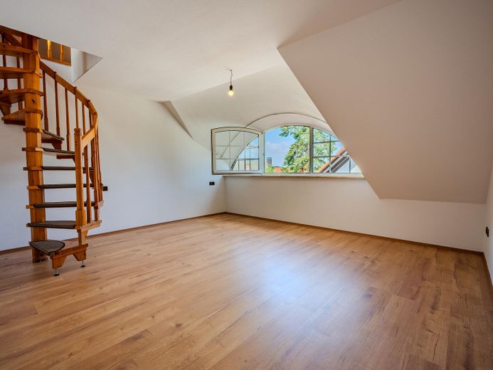 Großzügige 3-Zimmer-Maisonette-Wohnung mit ca. 120 m² in Zirndorf-Weiherhof – sofort bezugsfrei – Schlafzimmer-1