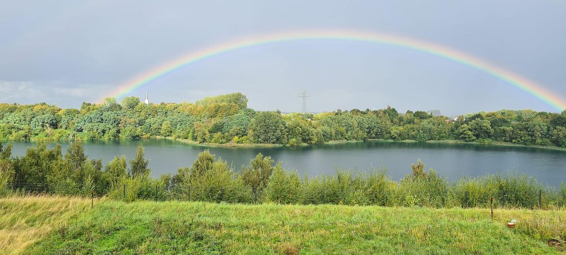 Działki nad jeziorem w powiecie Cuxhaven od 970 m², 1. rząd, panoramiczny widok na jezioro, doskonała lokalizacja w 21745 Hemmoor – Regenbogen über dem Kreidesee