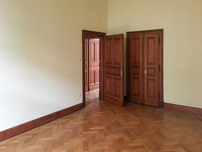 Düsseldorf'ta 2 balkonlu ve ankastre mutfaklı, özel ve hayranlık uyandıran 5 odalı eski bina dairesi – Schlafzimmer