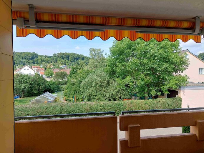 Besondere Gelegenheit: Freundliche 4-Zimmer Wohnung mit TG-Stellplatz in Steinheim am Albuch – Westbalkon