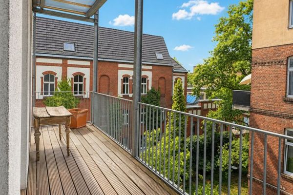 Traumhafte, sanierte Vierzimmer-Altbauwohnung mit großer Balkonterrasse