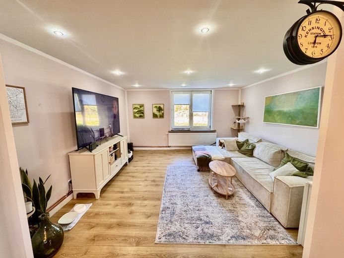 HORN IMMOBILIEN++Einfamilienhaus in Pasewalk mit Einbauküche, Kamin und viel Platz für Ihre Familie! – Wohnzimmer
