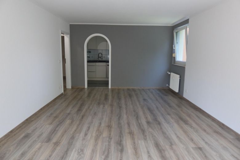 Appartement 3 pièces avec balcon et place de stationnement à Niefern – Wohnzimmer