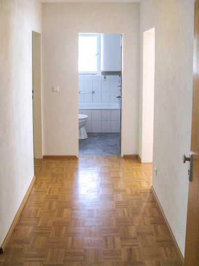 2-Zimmer-Wohnung, 2 Balkone, Einbauküche und Parkplatz – Flur