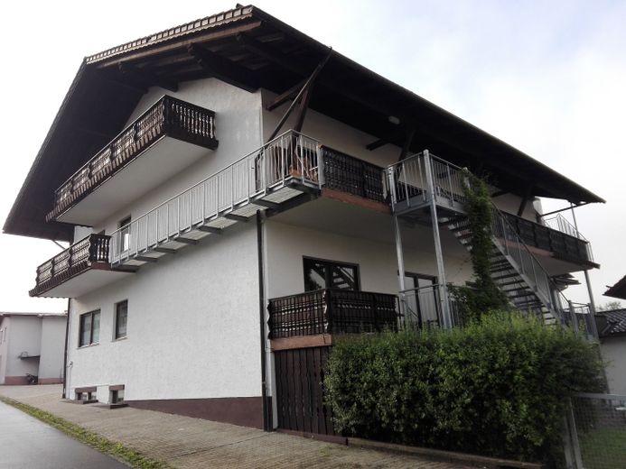 2 schöne 2-Zimmer Wohnungen mit Panoramablick, Balkon u. Küchenzeile u. 2 Duschbädern zu vermieten – Hausansicht von N/W nach S/O