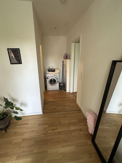 Moderne Neubauwohnung mit Loggia & Einbauküche – Foto 9