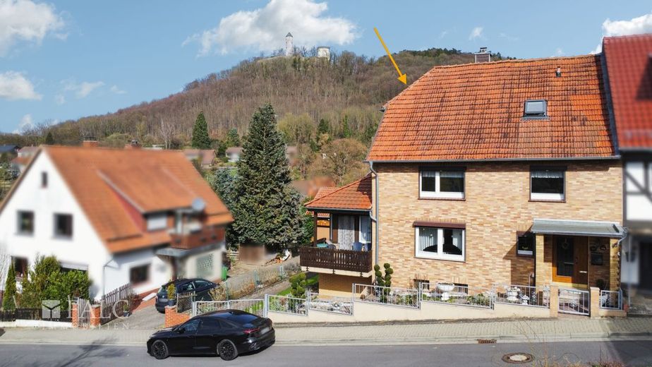 ***Blick auf die Burg Plesse - Haus mit Doppelgarage und üppiger Terrasse in Eddigehausen*** – Außenansicht