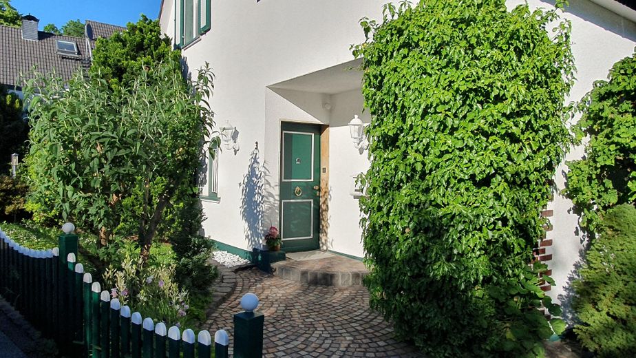 Detached house with granny apartment, pool and large garden in Remscheid Süd – Eingang Haupthaus 1