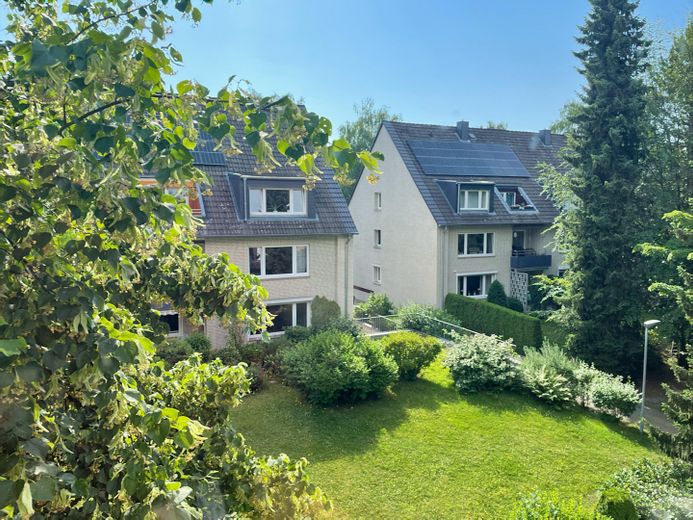 Provisionsfrei: Lichtdurchflutete 4-Zimmer-Eigentumswohnung mit Westbalkon in grüner Bestlage – Blick aus Büro/Schlafzimmer