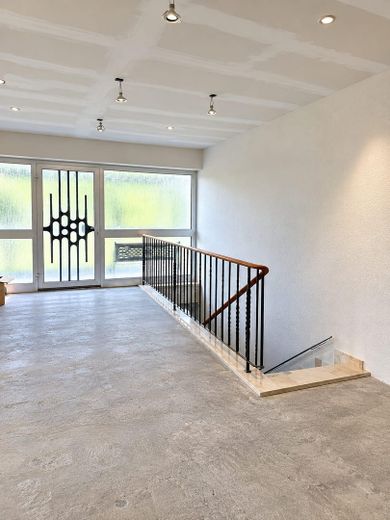Casa con vistas panorámicas y parcela de 1.213 m²: mucho espacio y potencial – Eingangsbereich/Flur oben