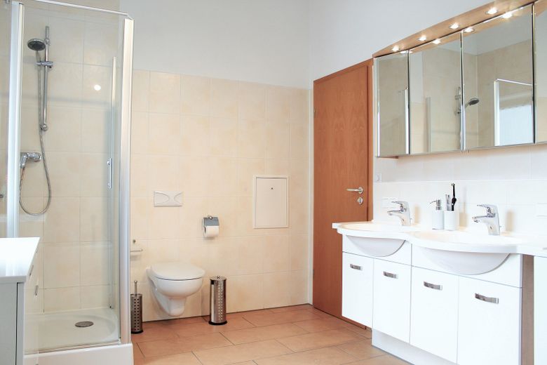Commission-free detached house on the outskirts with a dream garden! – Badezimmer DG Bild 1
