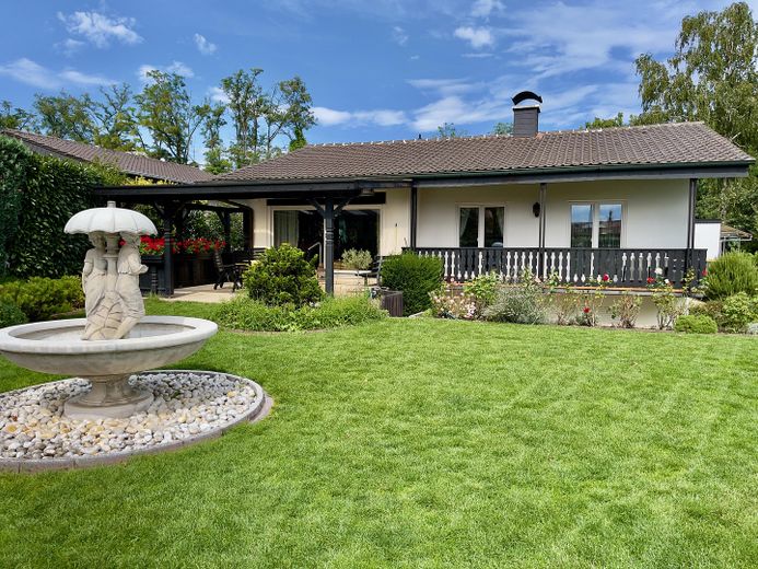 Selten am Mainzer Stadtrand: 6-Zimmer-Haus mit großem Privatgarten – Hausansicht vom Garten