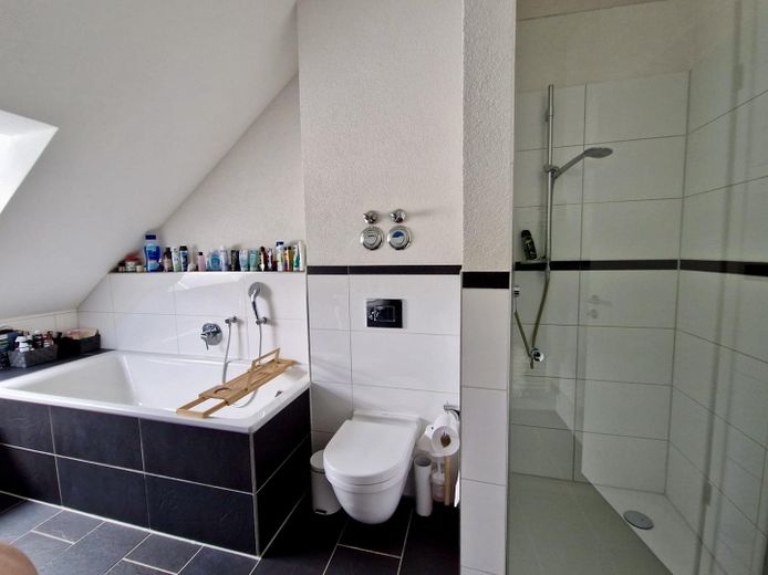 Bad mit Badewanne und Dusche