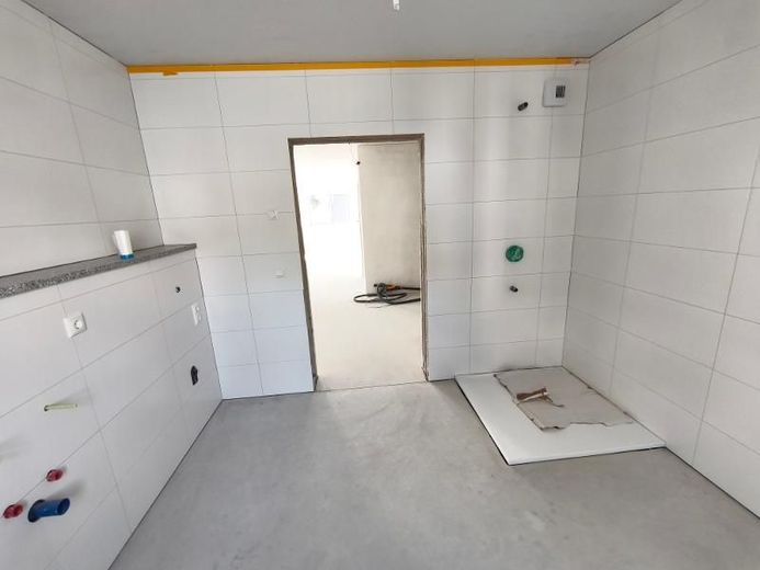 4 Zi. Wohnung (Nr. 7) im OG mit Balkon – Bad mit Dusche, Waschmaschinenanschluss und Fenster Bild 3