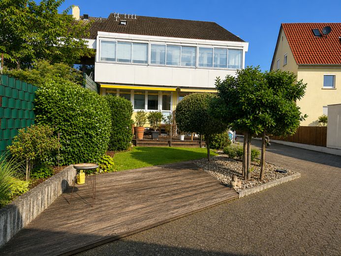 Familientraum mit Garten – großzügige Maisonettewohnung über 2 Ebenen mit Terrasse und 2 Bädern – Außenansicht Gartenseite