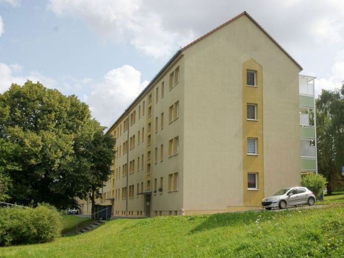 Diese gepflegte 2-Raumwohnung überzeugt durch ihre ruhige Lage im Grünen und eine angenehme Wohnatmosphäre. Der Balkon lädt zum Entspannen ein. Sowohl die Küche als auch das Badezimmer verfügen über ein Fenster und sorgen für viel Tageslicht und e – Foto 1