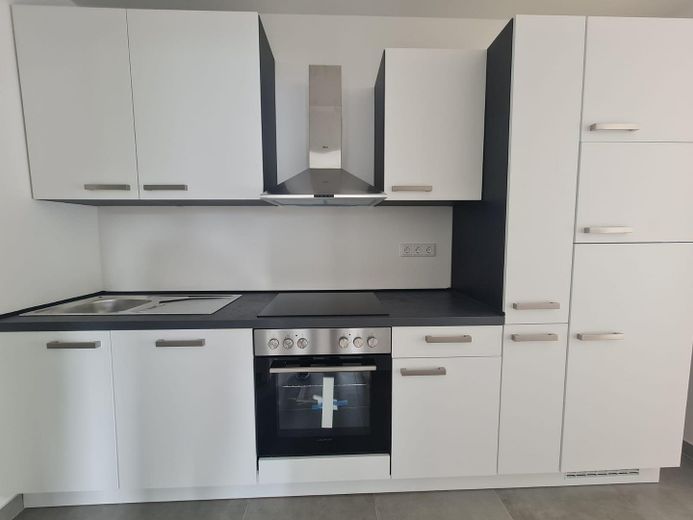 ERSTBEZUG NACH SANIERUNG – MODERNE 2-ZIMMER-WOHNUNG MIT GROSSER TERRASSE UND EINBAUKÜCHE – Küche2