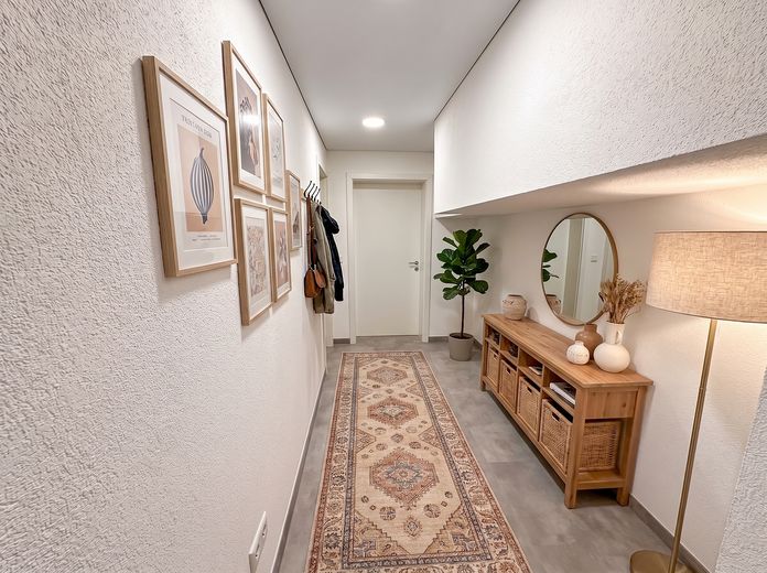 Luxus-EFH kernsaniert 2026 | Klasse A | 1.448 m² Grundstück – Flur KG KI Beispiel