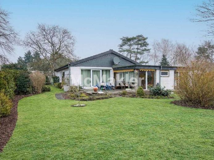 Projekt für Handwerker und Sanierer – Bungalow mit großem Grundstück in ruhiger Lage – Foto 1