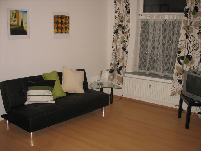 Appartamento di 2 locali parzialmente arredato, ca. 60 m² al piano terra con cucina soggiorno e spazio esterno – Wohnbereich
