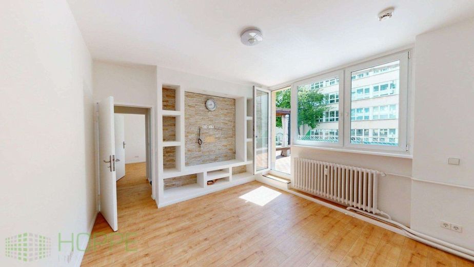 Mitte - Sofortbezug: Wohnung mit riesiger Sonnenterrasse in Gesundbrunnen (KEINE Käuferprovision) – Wohnzimmer Perspektive 1