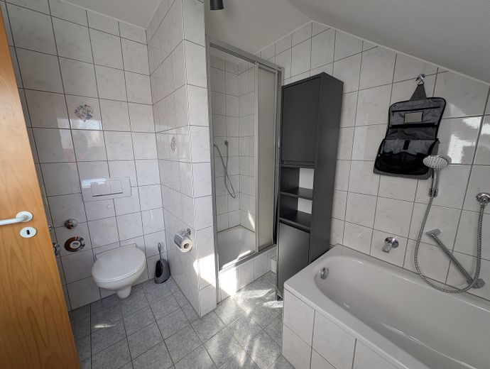Çekici 2 odalı daire, küvet+duşlu banyo, garaj, balkon - komisyonsuz – Wanne und separater Dusche