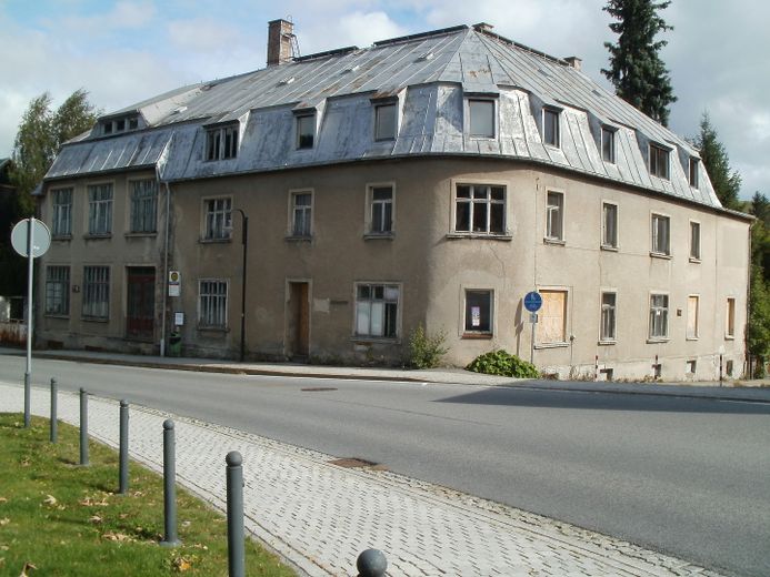 Kurort Oberwiesenthal / Immeuble commercial à usage polyvalent – Vorderansicht Annaberger Str.
