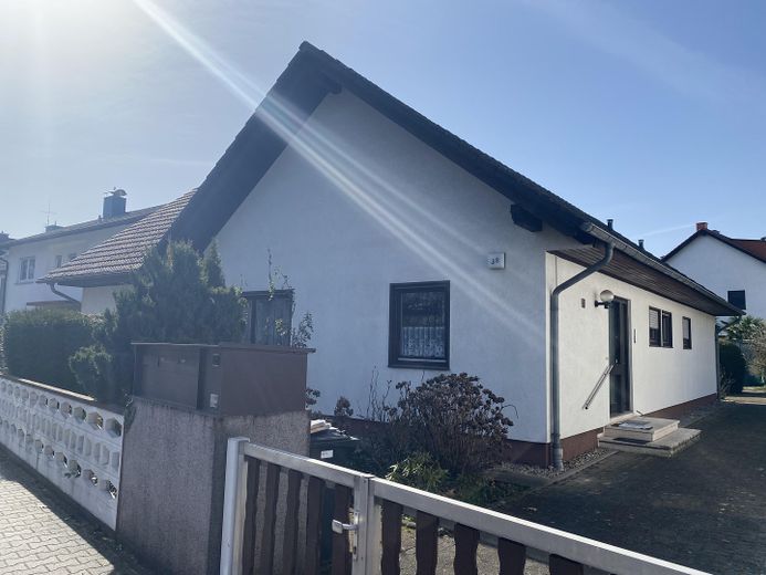 Casa indipendente unifamiliare in una buona posizione, con grande potenziale, a Dietzenbach – Hausansicht