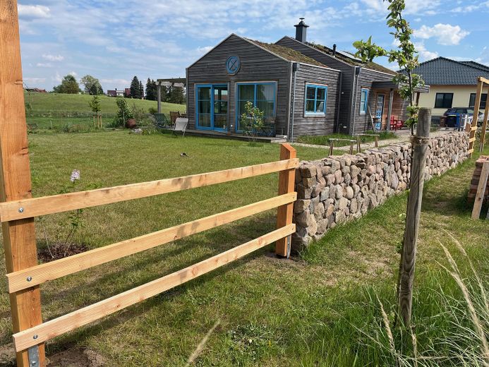 Haus am See mit Gründach – Blick vom Radweg