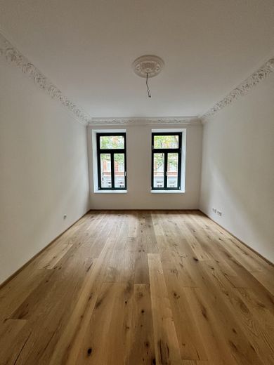 Piso de época reformado con materiales de alta calidad, a estrenar, con balcón y plaza de aparcamiento – Schlaf-/Wohnzimmer