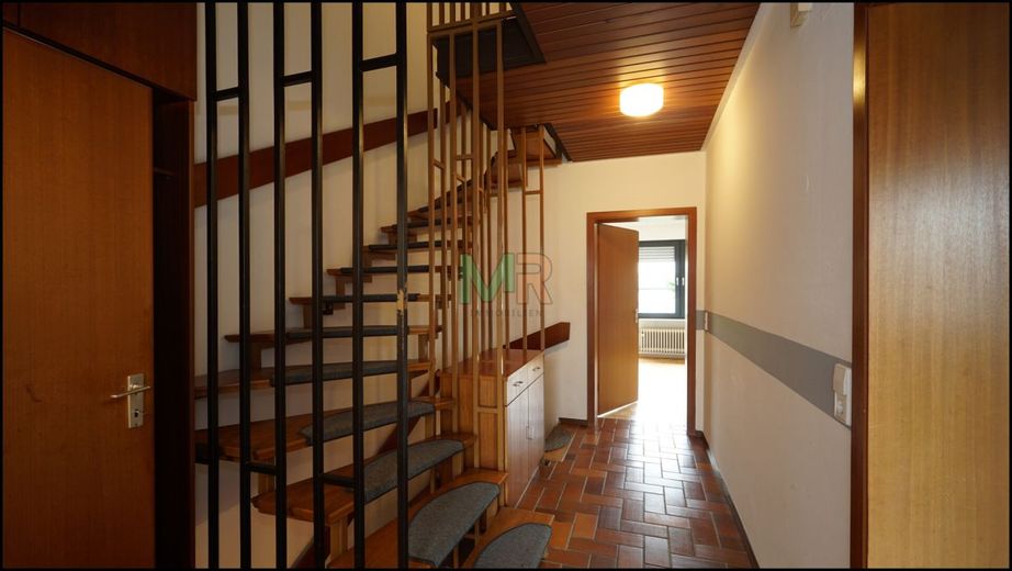 Reihenmittelhaus inkl. Garage und Garten in Landau! – EG, Treppenhaus