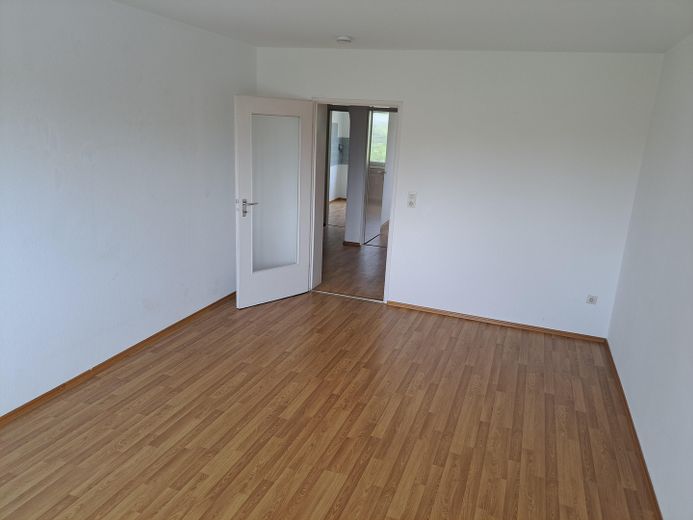 Sehr gut geschnittene, helle 2-Zimmer-Wohnung mit Balkon und Tiefgaragenstellplatz zu verkaufen – Blick - Wohnzimmer zur Diele