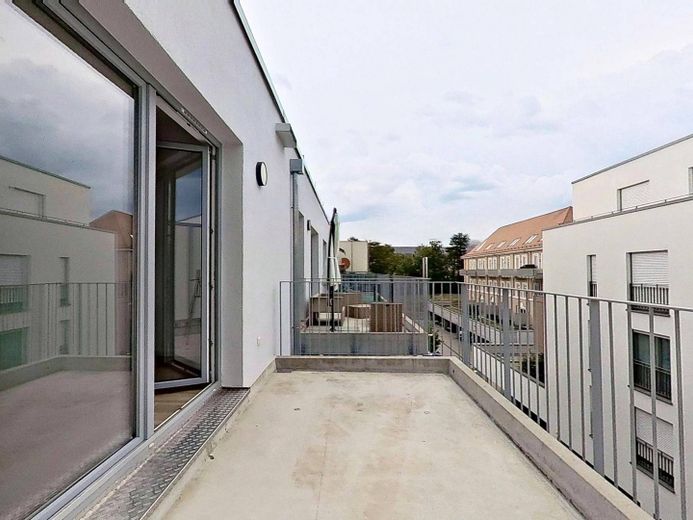 1. AFFITTO GRATUITO: Luminoso appartamento di nuova costruzione con 3 locali, balcone e cucina componibile – Ansicht II: Balkon