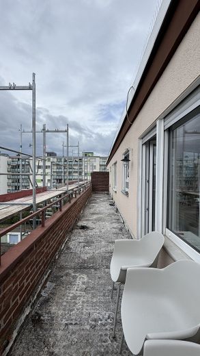 Appartement de 3 pièces à Maintal-Bischofsheim : balcon avec vue sur la skyline, cuisine équipée et garage – Photo 12