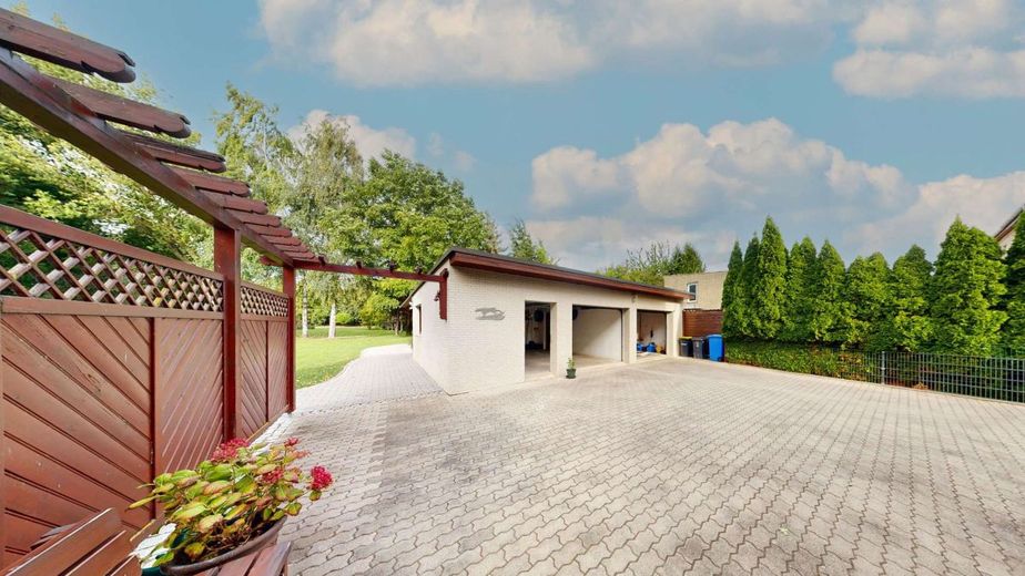 Ungestörtes Leben auf idyllischem Grundstück mit Teichen &amp; traumhaftem Einfamilienhaus bei Staßfurt – Ansicht Garage