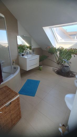 Moderne 3,5 Zi.-DG-Wohnung mit Balkon in toller Lage - von privat – Tageslicht-Bad mit Eckwanne