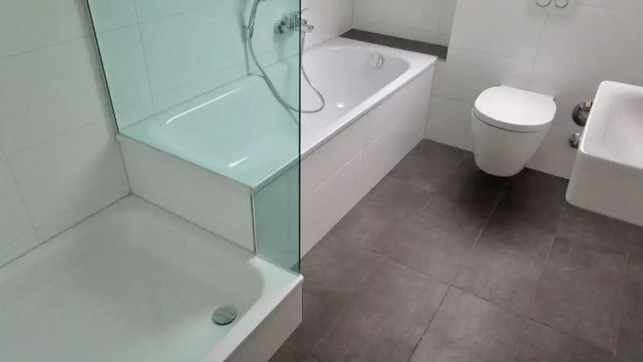 Bad mit Dusche und Badewanne