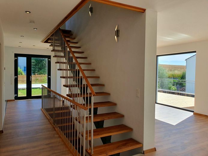 150  m², डीडोर्फ़ के बाहरी इलाके में उजला, शांत अपार्टमेंट – Flur - Treppe - Wohnzimmer EG