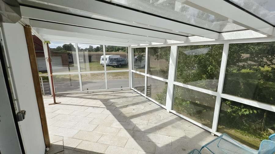 Bröckel - großes Familienhaus mit hohem Freizeitwert, Vollkeller und Garage – Terrasse Wintergartencharakter