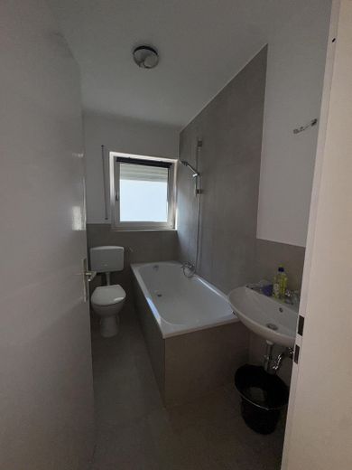 Wohnung - 2 ZKB mit Balkon ab sofort – Bad