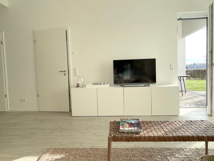 Sonnige Wohnung direkt am See in Neuruppin mit Gartenterrasse, voll ausgestattet – 14_Terrassentuer