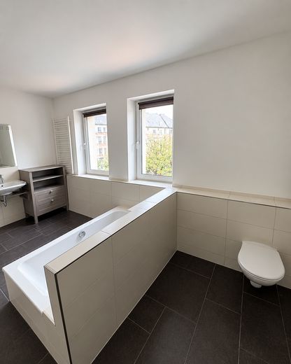 Чудова 4-кімнатна квартира | 135 м² | Балкон | 2 ванні кімнати | Вбудована кухня | Сад – Badezimmer