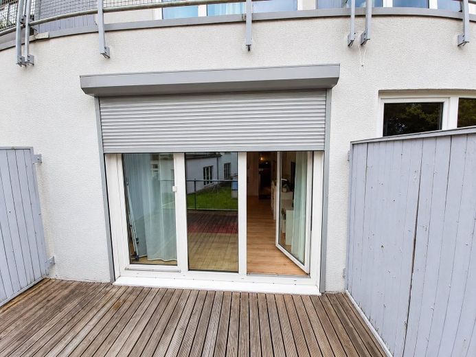 Gepflegte 2-Zimmer-Wohnung mit Südwest-Terrasse, separatem Aufgang und Tiefgaragenstellplatz – Außenrolladen