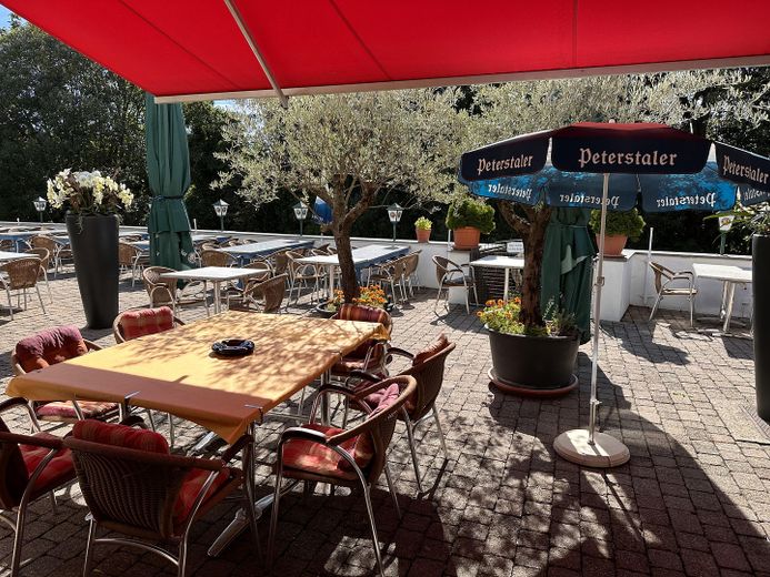 Restaurant mit Veranstaltungsraum, traumhaften Biergarten und Wirtewohnung zu verpachten – Biergarten