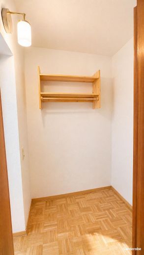 Accogliente abitazione di proprietà a Reutlingen: appartamento al piano terra di 3 locali con terrazza – Garderobe
