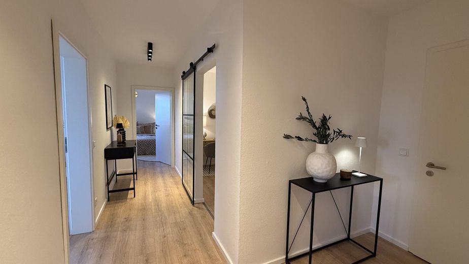 Einziehen statt renovieren: Frisch modernisierte 2-Zimmer-Wohnung mit Panoramablick – Diele