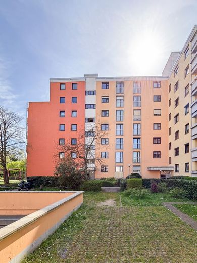 Direkt einziehen und wohlfühlen: helle 3-Zimmer-Wohnung mit Südbalkon und Tiefgarage, WI Nordenstadt – Hausansicht