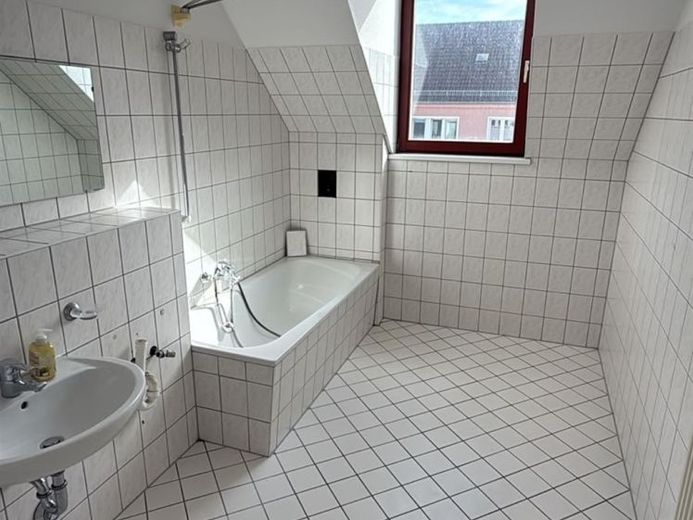 Ampio trilocale con bagno con vasca, cucina componibile e pavimento in laminato in posizione centrale! Posto auto possibile. – Foto 1